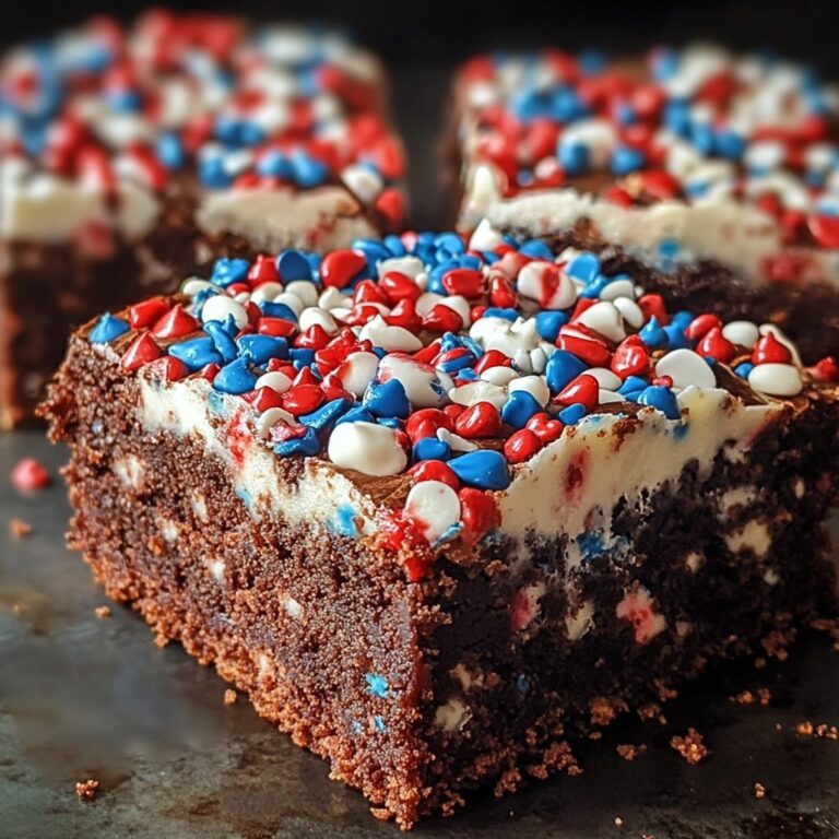 Brownies fudgy para el Día de los Caídos con coberturas rojas, blancas y azules