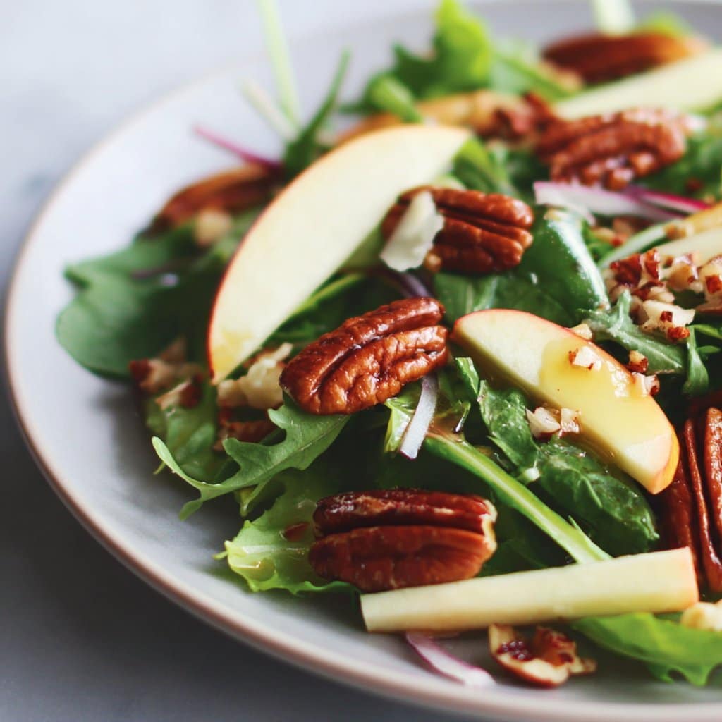 Ensalada de Cosecha de Otoño con Manzana, Nueces Pecan y Vinagreta de Arce y Dijon