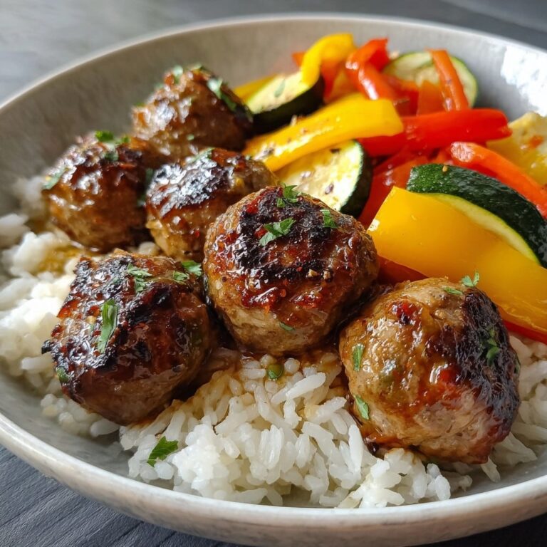 Albóndigas jugosas con arroz y verduras asadas